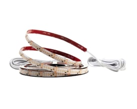 SG Armaturen StripLine 5 meter LED bånd med 15W/m og 2700K, vist rullet sammen med 2x5m kabel.