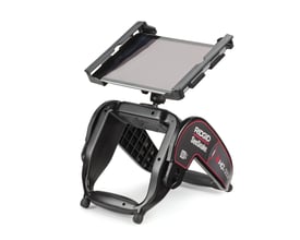 Ridgid HQx Dock fritstående med fjederbelastet tabletholder justeret, set fra siden med let foldet stativ.