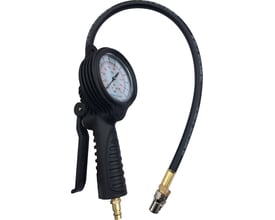 Flowconcept pumpepistol med manometer fra 0-12 bar, sort greb, gummibeskyttelse og 500 mm slange med klemnippel.