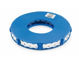 Rulle af rustfrit A2 patentbånd, 17 x 0,8 mm, 10 meter, med perforeringer og blå plastdispenser.