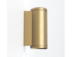 Astro Coastal Jura Twin væglampe i massiv messing, vist fra siden på en hvid væg.