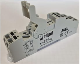 Relpol 2-polet PUSH-IN-sokkel til relæ RMP7-2012 med grå terminaler og en opretstående betjeningsarm.