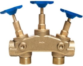 Aqua Danmark leyco Soft 9/15 by-pass ventil i messing med tre blå greb og 1" tilslutning, med pil der indikerer flowretning.