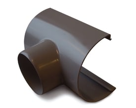 Plastmo tudstykke nr. 11 i grafit med 75 mm rørdiameter, designet til overgang mellem tagrende og nedløbsrør.