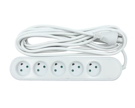 Nordic Quality 5-vejs stikdåse med jord, hvid, med et 5 meter langt PVC-kabel og stikprop, placeret på en flad hvid overflade.