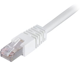 Nærbillede af Deltaco F/UTP Cat6 patchkabel med hvidt LSZH materiale og RJ45-stik.