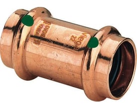 Tættere visning af Viega Profipress 22 mm kobbermuffe, viser indre gule pakning og ydre prægninger.