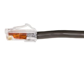 CommScope Patchkabel K6 GS8E XL LSZH i sort, 3,05 meter, med en klar RJ45-stik med orange kontakter.