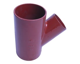 Rødt grenrør i støbejern med dimensionerne 100-80mm og en 45 graders vinkel, vist mod hvid baggrund.