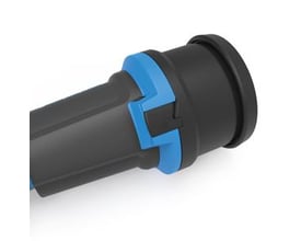 Sort Bals SKO-KU Schuko-stikkontakt til 16 A og 250 V, set skråt fra siden med blå ring ved kabeltilslutningen.
