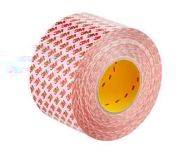 3M GPT-020 dobbeltklæbende tape på en rulle, trykt med gentagne 3M logoer på en hvid baggrund.