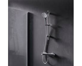 AM.PM Hit brusesæt i krom monteret på mørk væg med et 2-grebs termostatarmatur og rund håndbruser.