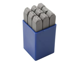 Sæt med ståltal prægestempler 0-9 i 5 mm størrelse, præsenteret i en blå plastkasse på hvid baggrund.