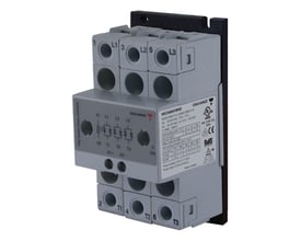Carlo Gavazzi 2-polet solid-state-relæ med gråt kabinet, synlige tilslutninger og sort monteringsplade.