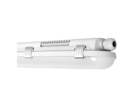 Hvidt Ledvance Damp Proof Performance LED-armatur med nødlys, 81 W og 1500 mm, set skråt fra enden.