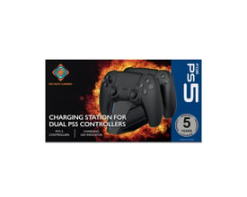 Emballagen viser Deltaco GAM-147-ladestationen til to PlayStation 5-controllere med controllere i docken.