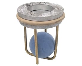 Cylindrisk kloakkontraventil med blå gummikugle, rustfri overdel og metalbøjle til 110mm afløb.