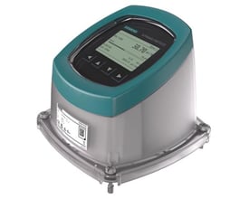 Siemens Mag 5000 flowmåler med grøn og grå kappe, digital skærm viser måleværdier og knapper til betjening.