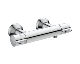 Ideal Standard Ceraplus Safe brusearmatur i blank krom set skråt forfra med de to greb og vægbeslag synlige.