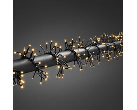 Konstsmide lyskæde med 768 ravfarvede LED lys, 5800 mm lyslængde, monteret på et sort rør.