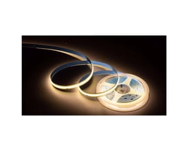 LEDlife 11W/m COB LED-strip, 4000K, der rulles ud fra en spole i et mørkt rum, hvilket demonstrerer lysstyrken og jævnheden.