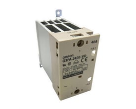 Omron G3PA-240B-VD solid state relæ med 40A, 264V AC belastning og 5-24V DC input, monteret på hvid baggrund.