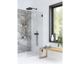 Contura Showerama Art brusevæg 120x200 cm med klart 8 mm glas og sorte matte beslag, vist i moderne badeværelse med grå marmorvæg.