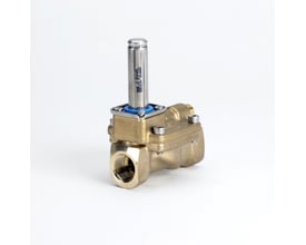 Danfoss magnetventil EV228BW UN med messing hus og 1/2" gevind på neutral hvid baggrund, vist fra siden.