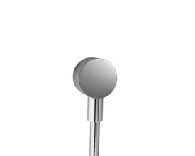 Nærbillede af Hansgrohe Axor Starck Fixfit slangeudtag, viser det runde kromdæksel og den tilsluttede slange.