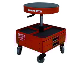 Bahco montørstol i rød med polstret sort sæde og opbevaringsbakke med tre skuffer samt hjul.