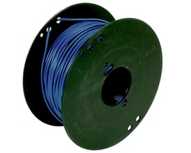 Lapp H05V2-K installationsledning på en mørkegrøn kabeltromle, ledningen er blå og af PVC.