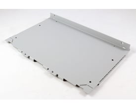 Sideplade MPIS2X1.5 fra Cubic i grå metal, med monteringshuller og not-system langs kanten.