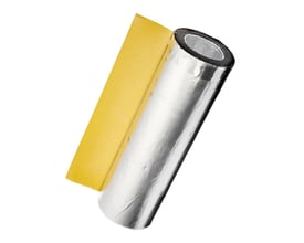 Envirograf Firoblok Thermal IWS/T60 brandpakning til metalrør med en diameter på 50-55 mm, 300 mm lang, med sølvfoliebeklædning og gul bagside.