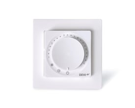 Vinklet billede af DEVIreg Basic termostat i hvid, viser drejeknappen og ikoner for strøm og app-styring.