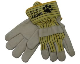 OS Tiger Plus 8 arbejdshandsker i størrelse 8, fremstillet af læder og stof med gule striber og sort pote-print på håndleddet.