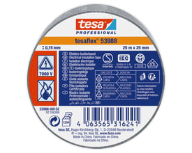 Tesa isoleringstape Tesaflex 53988, grå, 50 mm x 33 m, vist med detaljeret mærkning af godkendelser og produktinformation på en cirkulær label.