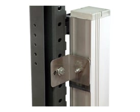 Lodret fastgørelsesbeslag i metal fra Lauritz Knudsen monteret på et Powerpanel og et sort metalstativ med bolte.