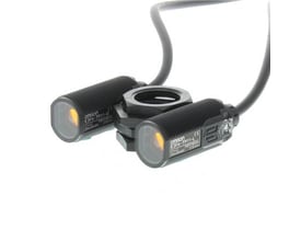 Omron fotoelektrisk sensor E3FA-TN11 med M18 gevindcylinder og rød LED, vist med kabel og monteringsbeslag.