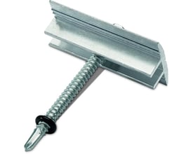 Mellemklemme til fladtagsmontage i aluminium, passer til 30-42 mm modulhøjde, med integreret skrue og tætningsring.