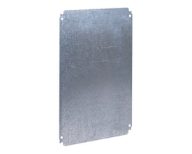Schneider Electric montageplade i galvaniseret stål, 360 x 540 mm, med udskårne hjørner og monteringshuller.