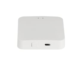 Hvid Bluetooth gateway hub med afrundede hjørner, knap og tilslutning på kanten.
