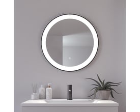 Rundt Libra spejl med lys, 60 cm i diameter og sort, slank ramme. Spejlet er monteret over en vask med en moderne vandhane og tilbehør.