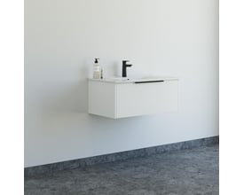 Dansani Mido+ Classic møbelpakke monteret på en hvid badeværelsesvæg, vist med stribet front, Amber vask og sort armatur.