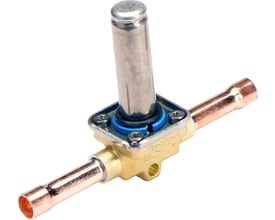 Danfoss EVR 3 magnetventil med 1/4" kobberrør tilslutninger og en messing ventilkrop, vist på en hvid baggrund.