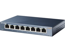 TP-LINK TL-SG108 netværksswitch med otte RJ45-porte, vist skråt forfra med sort metalkabinet.