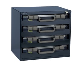 Mørkeblåt raaco Carry Lite SafeBox-sortimentskabinet med fire CarryLite-kasser og synlig lås, set skråt forfra.