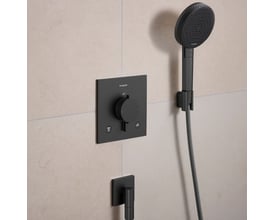 Hansgrohe Raindance Alive Select S brusesæt i børstet sort krom, med indbygningsarmatur, håndbruser på holder og tekstilbruserslange monteret på cremefarvet flisevæg.