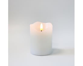 Et LEDlife hvidt bloklys med flammeeffekt på en ren, hvid baggrund.