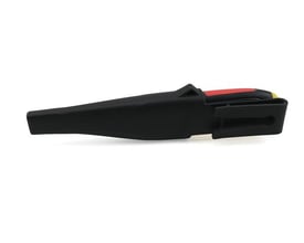 Ironside kniv med 97 mm kulstofstålsklinge og 2-komponentgreb, delvist synlig i den sorte plastskede.