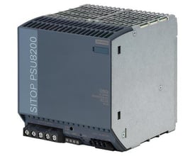 Siemens SITOP PSU8200 strømforsyning i mørkegrå og metal, med mærketekst og terminaler synlige.